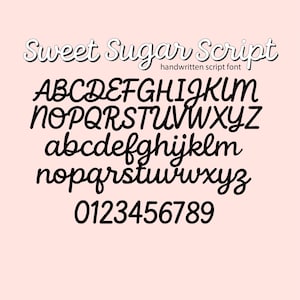 Puede incluir: Sobre un fondo rosa claro, se muestra la fuente manuscrita "Sweet Sugar Script". La imagen muestra el alfabeto en mayúsculas y minúsculas, además de los números 0-9, todo en un estilo cursivo y fluido.