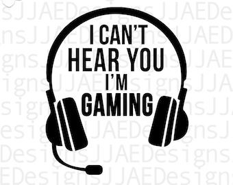 Könnte beinhalten: Schwarzweißes Grafikdesign eines Kopfhörers mit Mikrofon. Der Text "I can't hear you I'm gaming" ist auf der Grafik geschrieben.