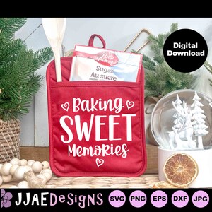 Può includere: Guanto da forno rosso con il testo "Baking Sweet Memories" in bianco. Il guanto ha una tasca sul davanti con un pacchetto di zucchero all'interno. Il guanto è appoggiato su una superficie di legno con un globo di neve e una fetta di arancia secca.
