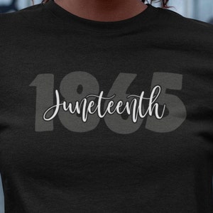 Puede incluir: Camiseta negra con el texto "1865 Juneteenth" en letras blancas y grises.