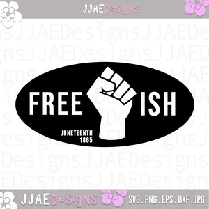 Puede incluir: Diseño gráfico en blanco y negro con un puño en alto y el texto "FREE" e "ISH" sobre un fondo ovalado negro. El texto "JUNETEENTH 1865" está debajo del puño.