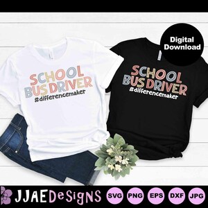 Op de afbeelding: Twee T-shirts, één wit en één zwart, elk met de tekst "SCHOOL BUS DRIVER #differencemaker" in pastelkleuren. Een digitale download-afbeelding staat in een zwarte cirkel. De onderkant van de afbeelding toont bestandstypen.