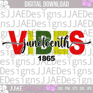 以下が含まれることがあります： 「VIBES」という単語が赤、黄、緑で書かれたデジタルダウンロードデザイン。その下に黒色の筆記体で「juneteenth」という単語が書かれている。単語の下には黒色の「1865」という年号が書かれている。