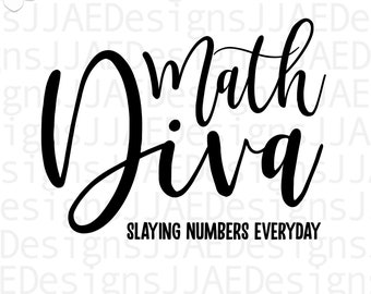 以下が含まれることがあります： 「Math Diva」というテキストと、その下に「Slaying Numbers Everyday」というテキストが書かれた、白黒のテキストグラフィックデザイン。