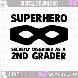 Puede incluir: Diseño gráfico en blanco y negro con una máscara de superhéroe y el texto "SUPERHERO SECRETLY DISGUISED AS A 2ND GRADER".