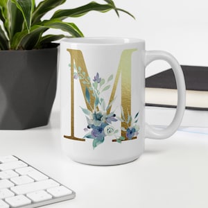 Caneca com monograma letra M, caneca inicial, xícara de café personalizada, copo inicial de 15 oz, presente de dama de honra