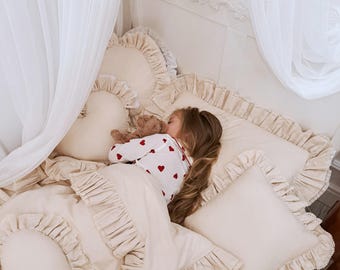 Beżowa, bawełniana pościel na zamek z falbankami i koronką