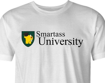 Smartass University de BigBadTees.com - Envío gratuito de EE. UU. - Funny University Logo T-Shirt - Hilarious College Campus Logo T-Shirt