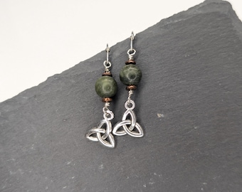 Kolczyki z marmuru Connemara Triquetra | Biżuteria z kamieniami szlachetnymi dziedzictwa irlandzkiego | Kolczyki z zawieszką celtyckiego węzła lub kółkiem typu huggie | Rockbird Studio