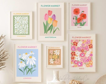 Könnte beinhalten: Ein Set aus sechs druckbaren Wandbildern mit floralen Designs und dem Text "Flower Market" sowie den Namen verschiedener Städte: Stockholm, Amsterdam, Rom, Paris, London und Madrid.