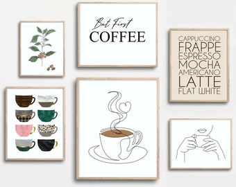 Può includere: Set di sei stampe d'arte da parete stampabili con illustrazioni a tema caffè. Le stampe includono una pianta di chicchi di caffè, una tazza di caffè con vapore, un disegno a linea di una persona che beve caffè e un elenco di bevande al caffè. Il testo "But First Coffee" è presente su una delle stampe.