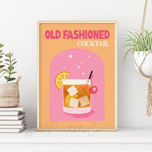 Puede incluir: Un p&oacute;ster imprimible con un dise&ntilde;o retro que presenta una ilustraci&oacute;n de un c&oacute;ctel Old Fashioned. El p&oacute;ster tiene un fondo rosa y naranja con el texto "Old Fashioned Cocktail" en rosa.