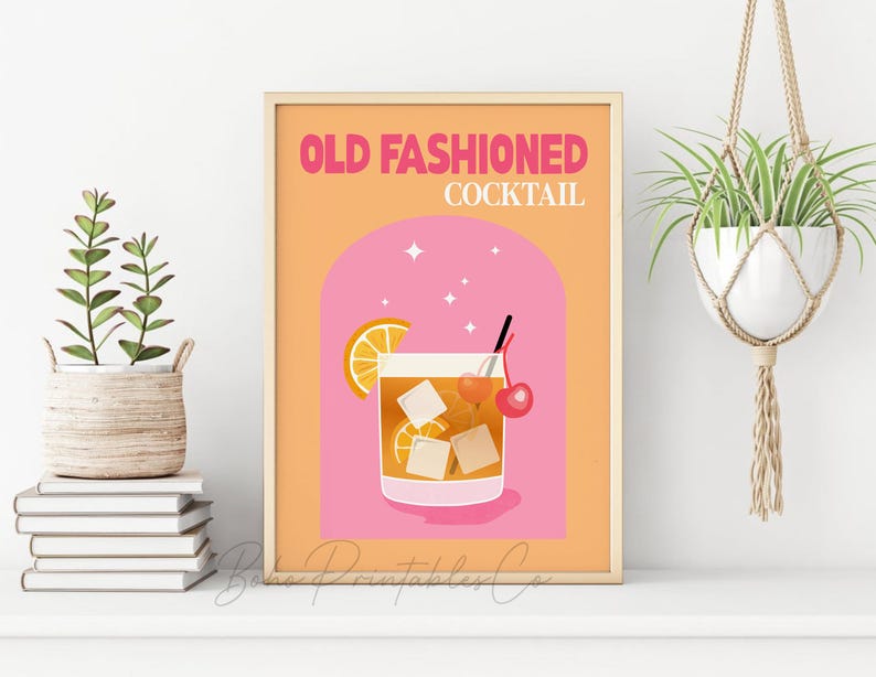 Puede incluir: Un p&oacute;ster imprimible con un dise&ntilde;o retro que presenta una ilustraci&oacute;n de un c&oacute;ctel Old Fashioned. El p&oacute;ster tiene un fondo rosa y naranja con el texto "Old Fashioned Cocktail" en rosa.