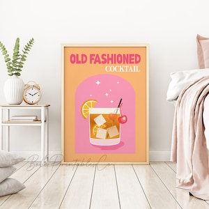 Puede incluir: Un p&oacute;ster imprimible con un dise&ntilde;o retro que presenta una ilustraci&oacute;n de un c&oacute;ctel Old Fashioned. El p&oacute;ster tiene un fondo rosa y naranja con un vaso de c&oacute;ctel, una cereza y una rodaja de naranja.