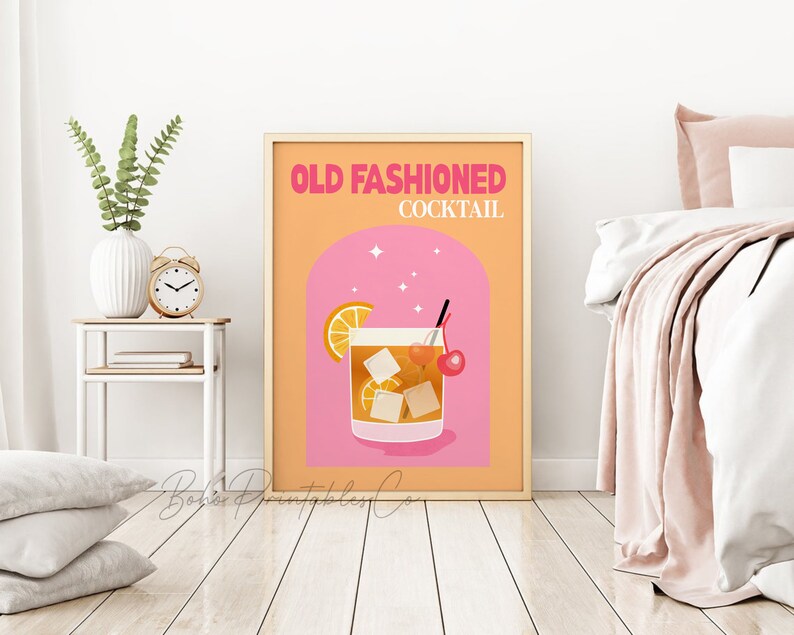 Puede incluir: Un p&oacute;ster imprimible con un dise&ntilde;o retro que presenta una ilustraci&oacute;n de un c&oacute;ctel Old Fashioned. El p&oacute;ster tiene un fondo rosa y naranja con un vaso de c&oacute;ctel, una cereza y una rodaja de naranja.