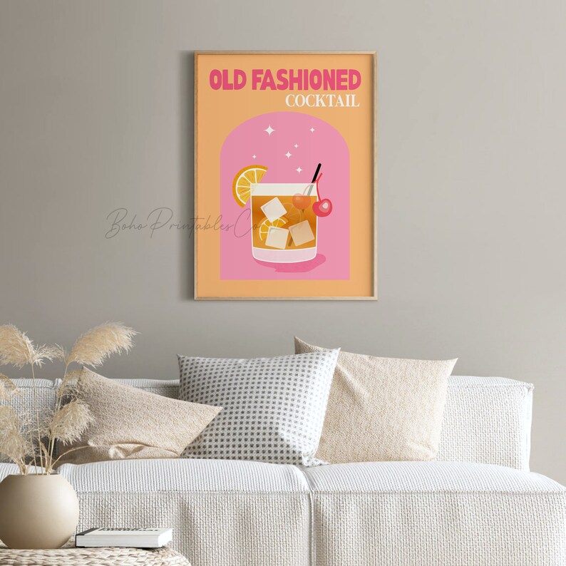 Puede incluir: Un p&oacute;ster imprimible con un dise&ntilde;o retro que presenta una ilustraci&oacute;n de un c&oacute;ctel Old Fashioned en un vaso con hielo, una cereza y una rodaja de lim&oacute;n. El texto "OLD FASHIONED COCKTAIL" est&aacute; en letras rosas sobre un fondo melocot&oacute;n.