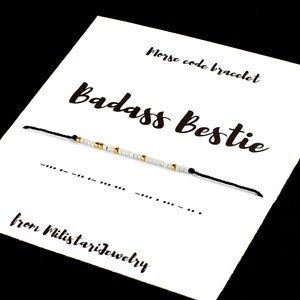 Peut inclure: Un bracelet en perles blanches et dorées avec un cordon noir. Le bracelet épelle "Badass Bestie" en code Morse. La carte indique "Bracelet en code Morse" et "de Milistaridejewelry".