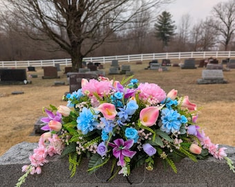 Gran silla de montar de cementerio de primavera, flores conmemorativas en tonos pastel, arreglo floral de seda.