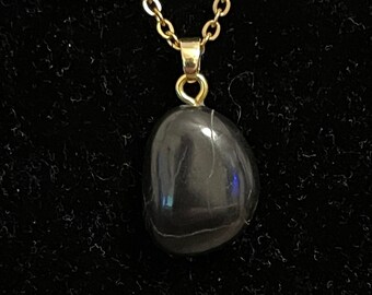 Pendentif en onyx noir sur une chaîne de 61 cm en or 10 carats provenant d'Afrique. Trouvé à environ 10 mètres au large du bord du volcan. Une belle pièce 4 U ou un cadeau.