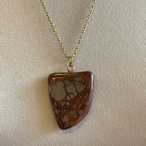 Unreal Noreena Jasper infattad i en vacker guldkedja på 10 kg, 68 cm. Funnen i Yosemite Valley. Halsband i toppklass. Perfekt present eller till dig själv.