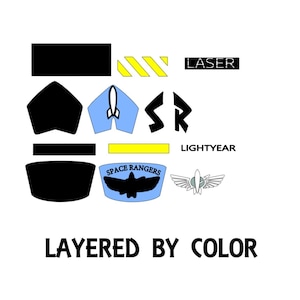 Pode incluir: Um conjunto de patches de ferro-on preto, amarelo e azul com as palavras "Space Rangers", "Lightyear" e "Laser". Os patches tamb&eacute;m incluem um foguete, um p&aacute;ssaro e uma estrela.