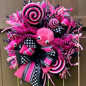 Grillige roze en zwarte Halloween-krans met spinnen en snoep, Halloween-krans met pluche roze en zwarte spin, Halloween-spinkrans
