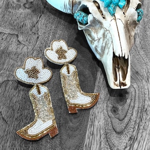 BEADED COWBOY HAT & Boots Earring, White and Gold  Cowboy Boot Earrings, Cowgirl Hat Earring, Punchy Bachelorette, Arete Aretes