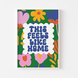 Impresión tipográfica This Feels Like Home: tipografía colorida, colores retro, cita sobre el hogar, hogar ecléctico, arte floral de pared con flores, pasillo