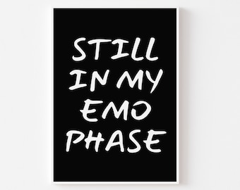 Estampado Still In My Emo Phase - Elder Emo, Estampado con cita emo, Grunge, Gótico, Estampado de arte negro, Nostalgia de los 2000, Póster alternativo, Música rock emo,