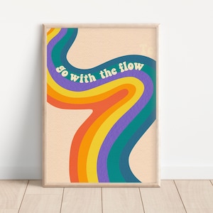 Go With The Flow Print - Retro Regenbogen, psychedelischer Regenbogen, Retro Swirl, abstraktes Boho Muster, Motivationszitat, Hippie Wandkunst