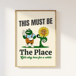 Questo deve essere il posto retrò personaggio mascotte stampa - Divertente mascotte retrò rana, cartone animato fiore, positività casa soggiorno arte anni '80 e '90 poster