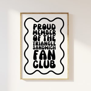 Impresión artística de cocina con sándwiches retro divertidos: póster del club de fans de los sándwiches triangulares, comedor, almuerzo y cena, tipografía ondulada, decoración divertida de los años 90 y 00