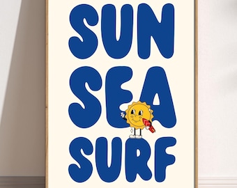 Puede incluir: Un póster blanco con las palabras "SUN SEA SURF" en letras grandes, azules y con forma de burbuja. Un sol de dibujos animados con una cara sonriente y una tabla de surf se encuentra entre las palabras "SEA" y "SURF".