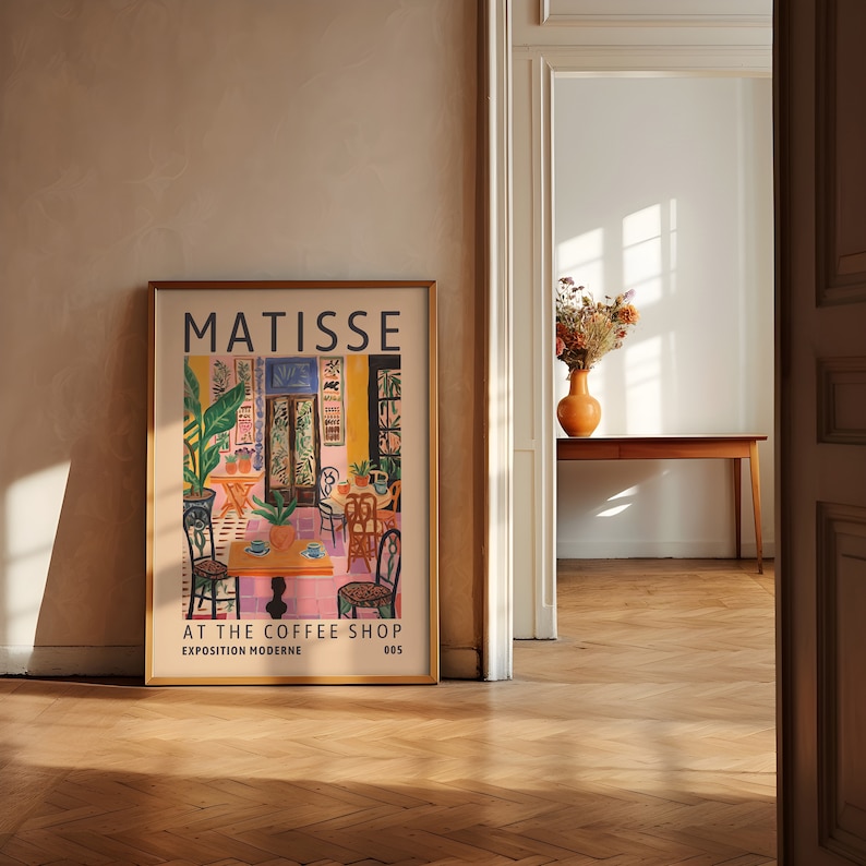 The bold colours of Henri Matisse collide with a contemporary twist in the new 'Exposition moderne' collection.
The composition feels both structured and spontaneous, with elements arranged in a seemingly effortless yet deliberate manner