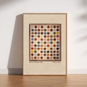 Può includere: Stampa incorniciata di una colorata trapunta con un motivo a stella. La trapunta presenta vari colori, tra cui blu, rosso, giallo e marrone. Il testo "Star of Lemoyne Quilt" e "Rebecca Burns" è stampato in basso.