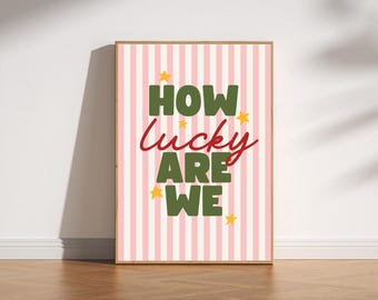 Impresión de rayas "Qué suerte tenemos", póster de rayas retro, arte de pared moderno, decoración acogedora en tonos rosa y verde, impresión de mediados de siglo para una sala de estar feliz.