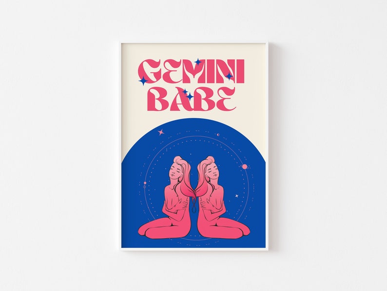 Peut inclure: Une affiche de style r&eacute;tro avec le texte "GEMINI BABE" en lettres roses et blanches sur un fond cr&egrave;me. L'affiche pr&eacute;sente un cercle bleu avec un contour rose et deux figures f&eacute;minines roses se faisant face. Le cercle est rempli d'&eacute;toiles blanches et d'un cercle rose avec un contour blanc.