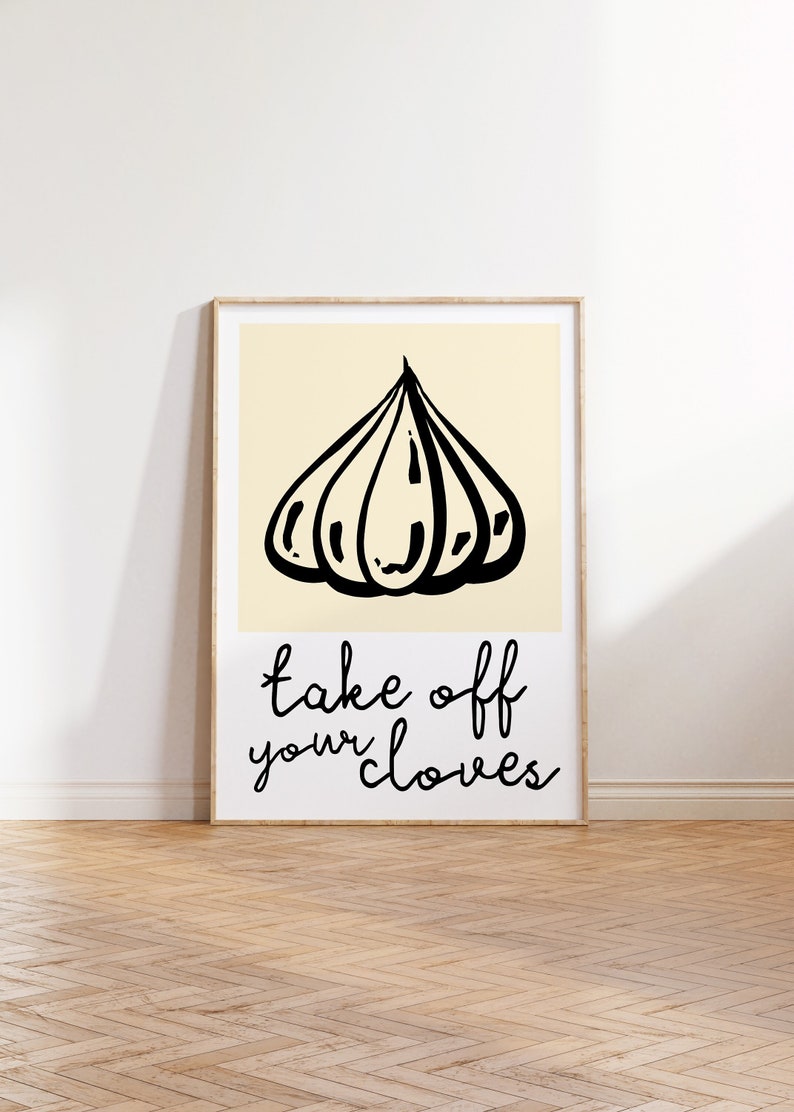 Op de afbeelding: Een zwart-witte illustratie van een teentje knoflook met de tekst "take off your cloves" op een beige achtergrond.
