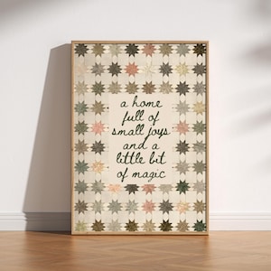 Puede incluir: Un estampado enmarcado con un borde de patrón de estrellas y las palabras "a home full of small joys and a little bit of magic." El estampado tiene una paleta de colores neutros y una estética vintage, adecuado para la decoración del hogar.