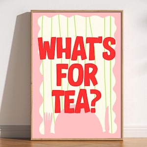 Puede incluir: Una impresión artística enmarcada con el texto "WHAT'S FOR TEA?" en letras rojas. El fondo presenta un borde rosa claro, un centro crema con líneas verdes y una forma rosa en la parte inferior.