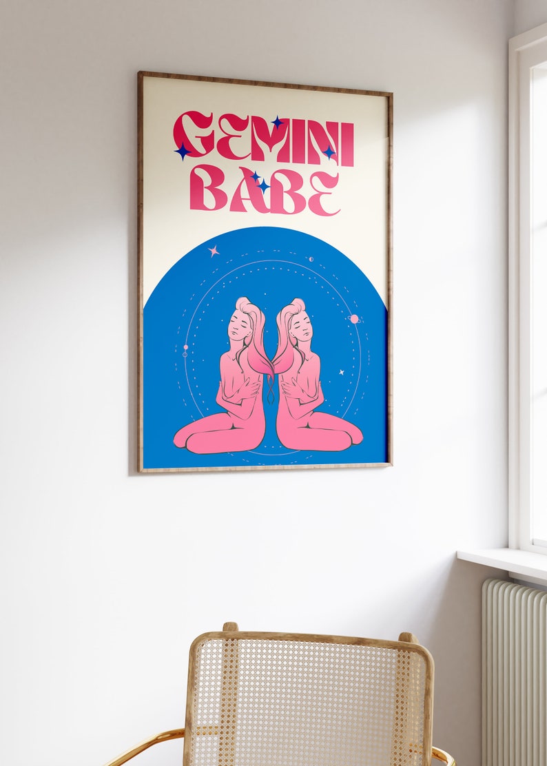 Peut inclure: Une affiche de style r&eacute;tro avec le texte "GEMINI BABE" en lettres roses et bleues. L'affiche pr&eacute;sente une illustration rose du signe du zodiaque G&eacute;meaux sur un fond bleu avec des &eacute;toiles blanches.