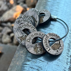 Llavero personalizado con dije de país, contorno de madera, ficha de viaje personalizada, regalo