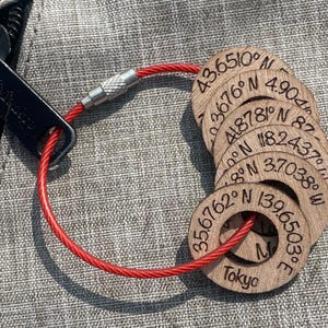 Souvenir Travel Tokens Schlüsselanhänger mit benutzerdefinierten Koordinaten - personalisiertes Andenken, Reisegeschenk, einzigartiges Memento