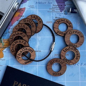 Portachiavi personalizzato con indicazione del paese per viaggiatori frequenti, sistema di viaggio con rondella in legno, souvenir per viaggiatori esperti.