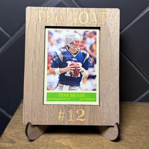 Aangepaste voetbalruilkaarthouder – gegraveerde houten standaard voor NFL-memorabilia