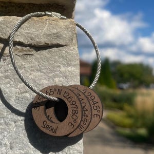 Koordinaten Reisetoken Geschenk | Benutzerdefinierte Breitengrad Schlüsselanhänger | Personalisierte Reisegeschenke für Abenteurer & Reisende