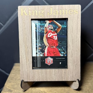 Présentoir pour cartes de basket-ball gravé - Porte-cartes à collectionner en bois pour les fans de sport