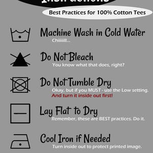 Op de afbeelding: Een grijze afbeelding met was- en onderhoudsinstructies voor 100% katoenen T-shirts. Instructies: machinewas in koud water, niet bleken, niet in de droger, plat drogen, koel strijken indien nodig en niet chemisch reinigen.