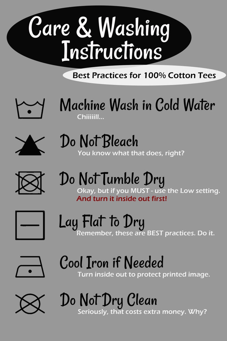 Op de afbeelding: Een grijze afbeelding met was- en onderhoudsinstructies voor 100% katoenen T-shirts. Instructies: machinewas in koud water, niet bleken, niet in de droger, plat drogen, koel strijken indien nodig en niet chemisch reinigen.