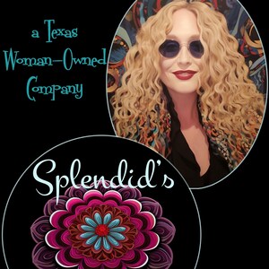 Op de afbeelding: Zwarte achtergrond met de tekst "Splendid's Things" in turquoise script. Een portret van een vrouw met een zonnebril en krullend blond haar staat rechts. Een bloemenontwerp en de tekst "Splendid's Things" staan in een cirkel hieronder. De tekst "Est. 2019" is ook aanwezig.